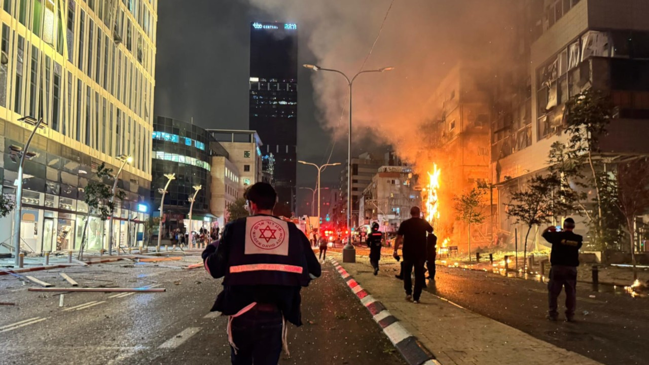 Hizbullah, İsrail’in başkentini füzeyle vurdu